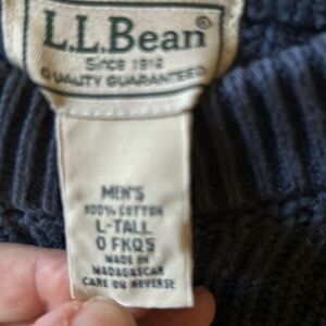 Men’s LT LL Bean Crew neck Navy sweater.